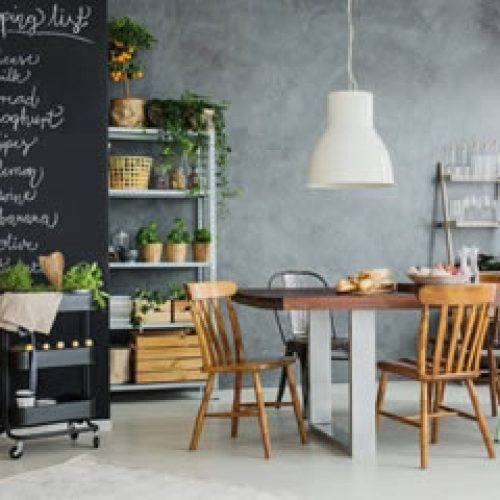 Les chaises industrielles en bois : les secrets pour une décoration authentique